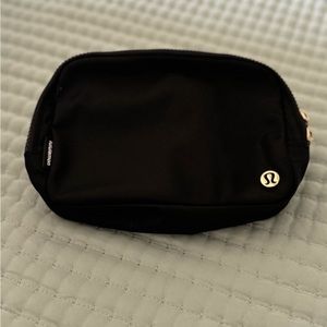 Lululemon 2L belt bag with gold hardware